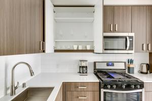 Blueground Santa Clara pool nr Santa Clara Park SFO-1879