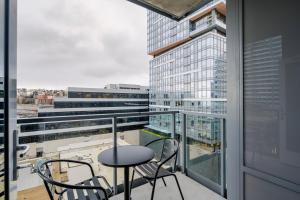 Blueground Denny Triangle rooftop pool nr Seattle Art Museum SEA-995