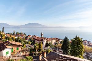 Vista panoramica sul Lago Maggiore con deposito bici