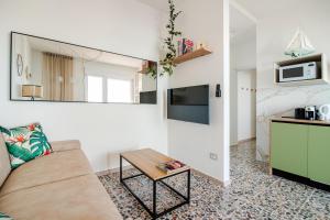 Vista panoramica sul Lago Maggiore con deposito bici