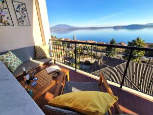 Vista panoramica sul Lago Maggiore con deposito bici