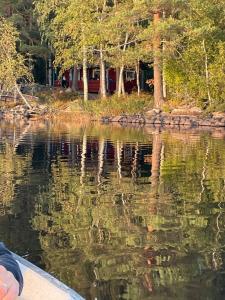 Lake cabin with rowing boat
