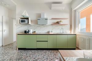 Vista panoramica sul Lago Maggiore con deposito bici