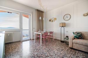 Vista panoramica sul Lago Maggiore con deposito bici