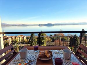 Vista panoramica sul Lago Maggiore con deposito bici