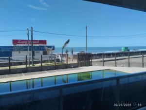 Confort frente al mar, balcón con vista panorámica y pileta