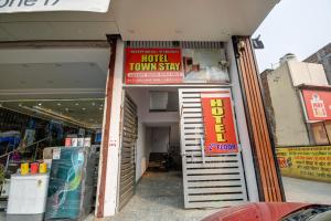 Hotel Town Stay Near Rajiv Gandhi Cancer Hospital Rohini