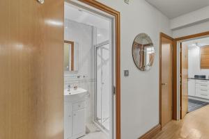 Central Apartment Steps from St Pauls