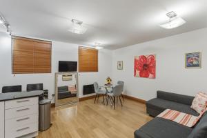 Central Apartment Steps from St Pauls