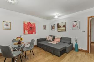 Central Apartment Steps from St Pauls