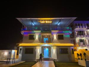 Lake Breeze Resort