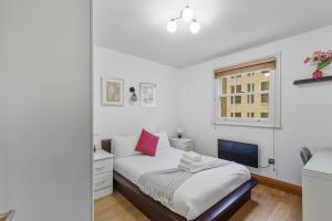 Central Apartment Steps from St Pauls