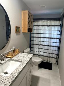 Stylish Family & Group Retreat Near UofA and Trails