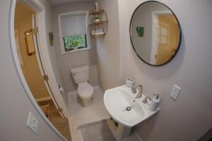 Stylish Family & Group Retreat Near UofA and Trails