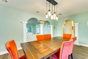 1 Block to Sims Park Spacious Getaway with Balcony