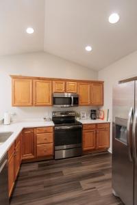 Modern Retreat Near DAY Airport & Metropark