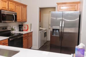 Modern Retreat Near DAY Airport & Metropark