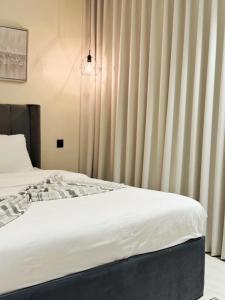 شقة غرفة نوم وصالة بتصميم هادئ