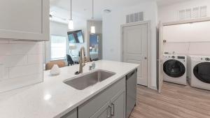 Landing Spectacular 1BD Pool Gym