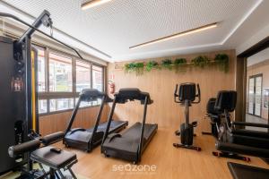 Acomodações completas em prédio com piscina a 270m da Praia da Barra - CAOa