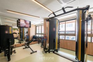 Acomodações completas em prédio com piscina a 270m da Praia da Barra - CAOa