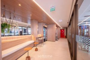 Acomodações completas em prédio com piscina a 270m da Praia da Barra - CAOa