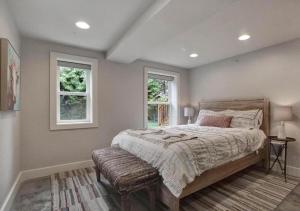 Private Daylight Basement - Near Downtown & Lake