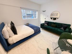 Modern Studio flats with Free Wi-Fi, washer & dryer near Kings Cross, St Pancras & Euston by NourNest Apartments