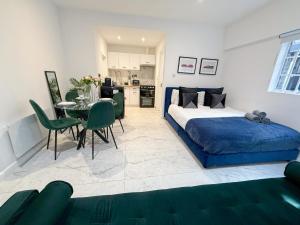 Modern Studio flats with Free Wi-Fi, washer & dryer near Kings Cross, St Pancras & Euston by NourNest Apartments