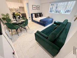 Modern Studio flats with Free Wi-Fi, washer & dryer near Kings Cross, St Pancras & Euston by NourNest Apartments