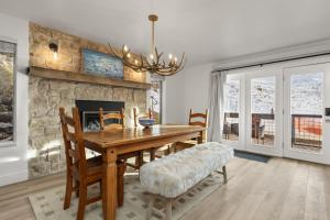 Outdoor Hot Tub, Ski right to & from your door, Private Shuttle