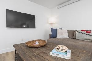 Outdoor Hot Tub, Ski right to & from your door, Private Shuttle