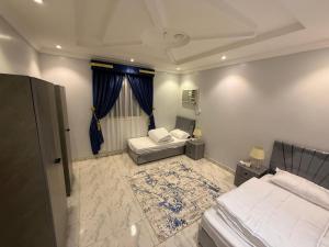 شقة مكون من ثلاثة غرف ودخول ذاتي