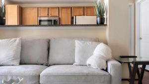 Landing Beautiful 1BD Pool Gym