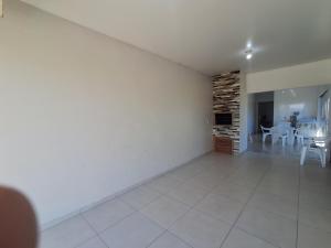 Casa 3 dormitórios, 250 metros do mar