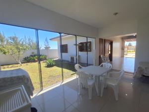 Casa 3 dormitórios, 250 metros do mar