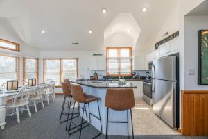Tranquility - Pine Island, Lakefront, Pool in 2027, Hot Tub, 2 Community PoolsTennisPlayground
