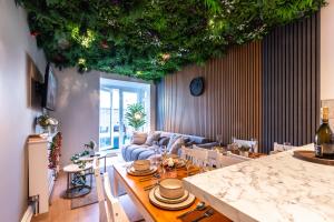 Hot Tub & Sauna Retreat , 4BR with Free Parking