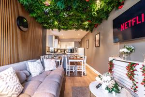 Hot Tub & Sauna Retreat , 4BR with Free Parking