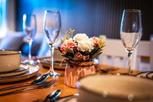 Hot Tub & Sauna Retreat , 4BR with Free Parking