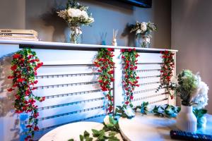 Hot Tub & Sauna Retreat , 4BR with Free Parking