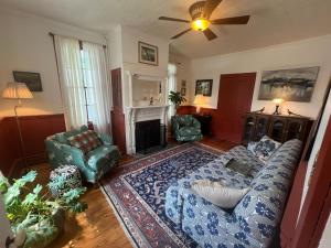 Congress House - Walk everywhere from this elegant comfortable home