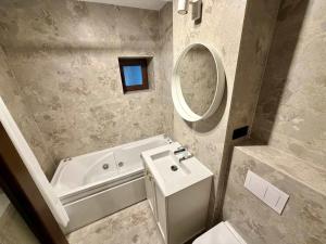 Modern apartment at the mountain foot by Managr