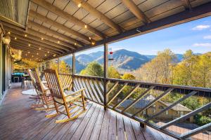 Best Location - Maggie Valley Cabin with Hot Tub!