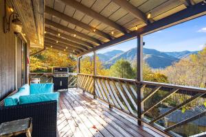 Best Location - Maggie Valley Cabin with Hot Tub!