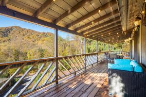 Best Location - Maggie Valley Cabin with Hot Tub!