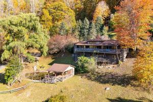 Best Location - Maggie Valley Cabin with Hot Tub!