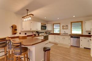 2 Mi to Elk Mountain: Poconos Escape on 11 Acres!