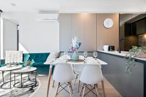 Spacious 2BR by Southern Cross, Pool, Gym, CBD