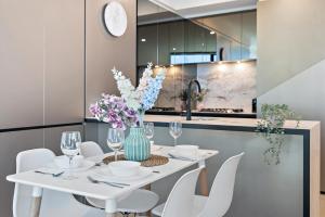 Spacious 2BR by Southern Cross, Pool, Gym, CBD